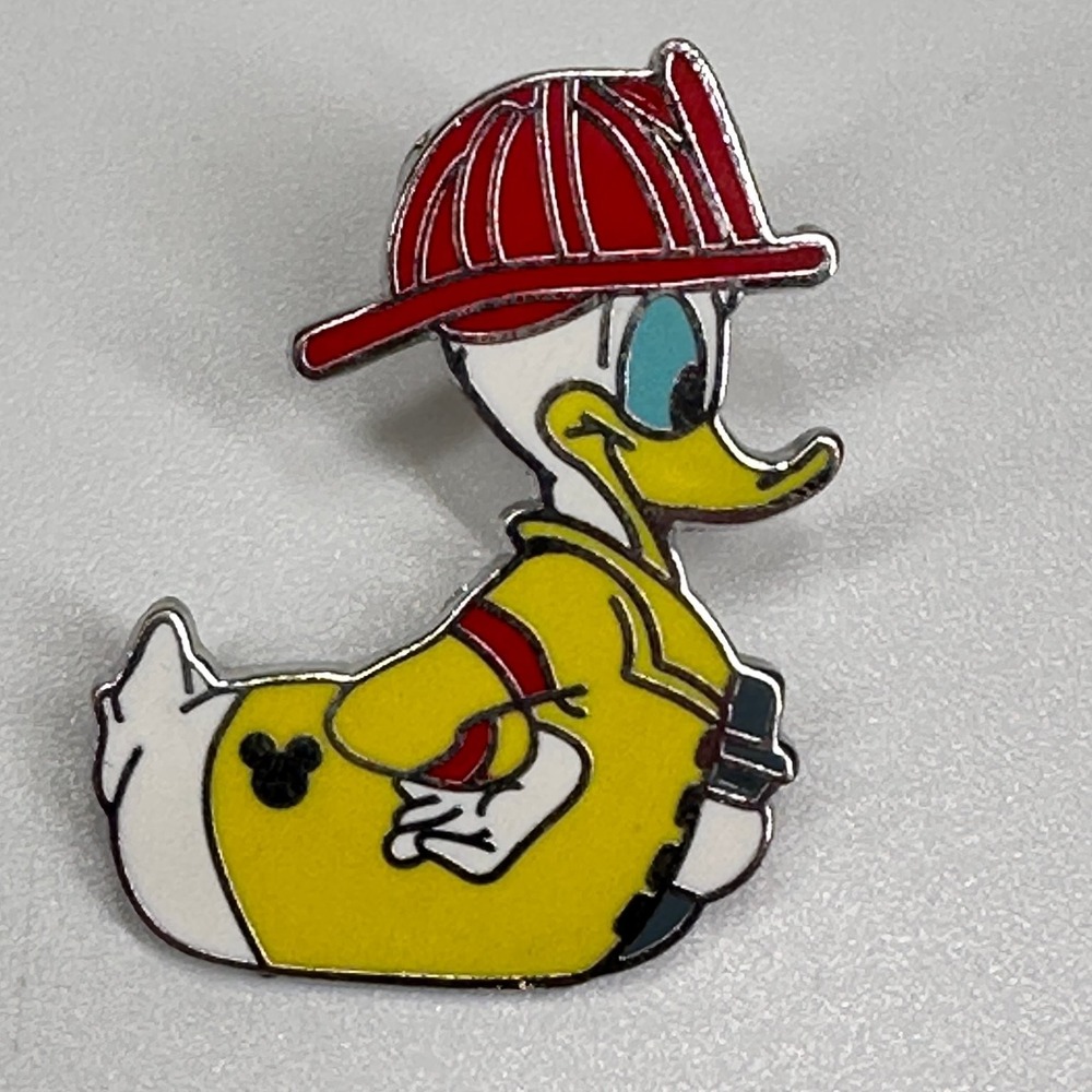 Disney Pin Trading Donald Duck Fireman Hidden Mickey 4/5 2007 Profile Duck Pose